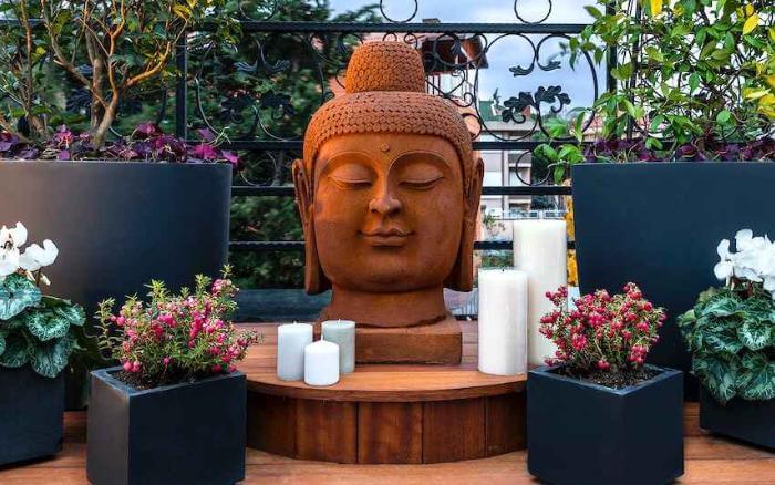 Vasos de cimento são perfeitos para plantas de porte grande. vasos-de-cimento-em-area-externa-compondo-decoracao-estilo-zen