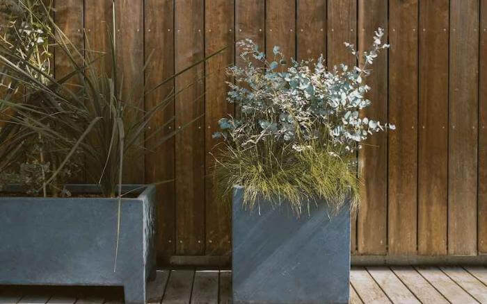 Para uma decoração com plantas elegante os vasos de pedra combinam muito bem. vasos-de-pedra-usados-no-cultivo-de-plantas-em-area-externa