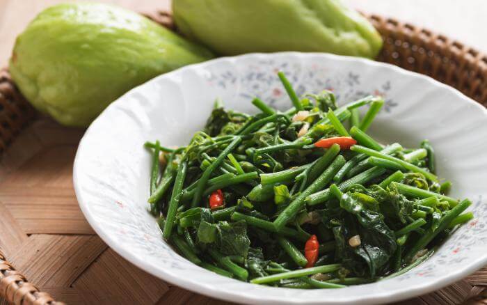 brotos-do-chuchuzeiro-refogados-receita-conhecida-como-cambuquira-no-brasil