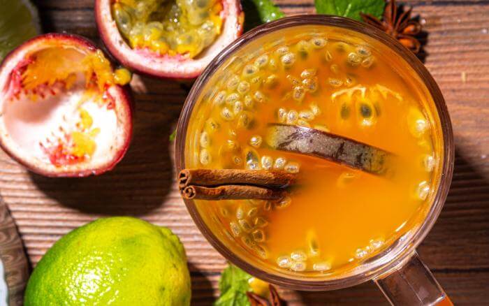 Chá de maracujá com pau de canela.