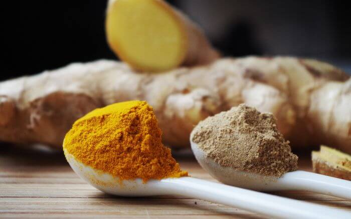 Cúrcuma branca especiaria rara e muito cobiçada na indústria cosmética, em forma de pó e em forma de raiz.