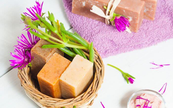 Sabonete de Açafrão, em cesto com outros produtos artesanais de cuidados com a pele.