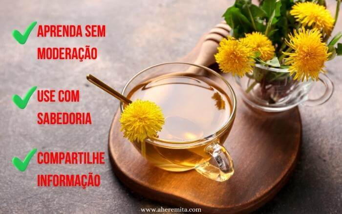 Chá preparado com plantas medicinais em xícara sobre mesa de madeira.