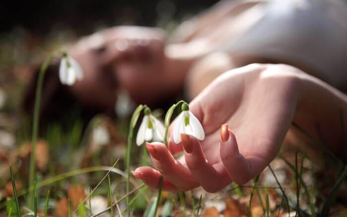 Efeitos-especiais- do-K-drama-Snowdrop Flor-Snowdrop-usada-no-k-drama-coreano-Snowdrop-por-seus-simbolismos-de-esperanca-renovacao-forca-entre-outros