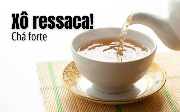 Xícara-de-chá-feito-com-boldo-planta-medicinal-que-ajuda-a-curar-a-ressaca-rapido