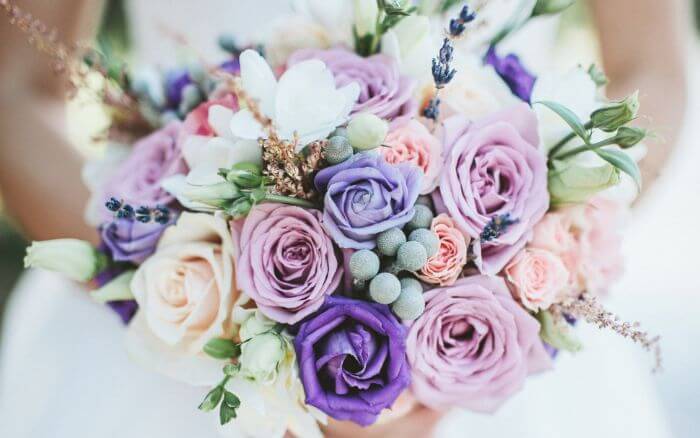 Buque-de-rosas-lilas-e-brancas.