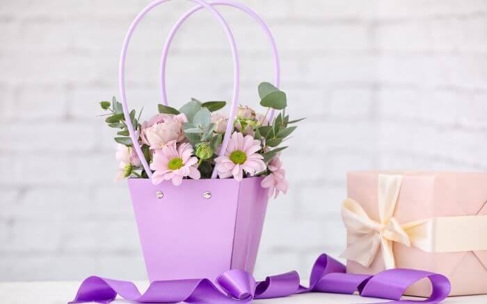 Cesta-de-flores-para-presente-com-margaridas.