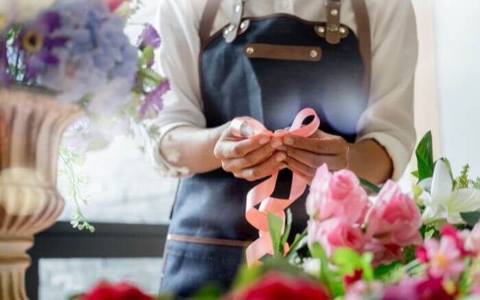 Florista-preparando-arranjo-de-flores-para-presente.